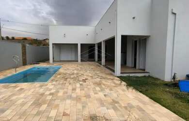 Imagem: A casa possui 2 Dormitórios, 2 Banheiros, 5 Vagas na garagem