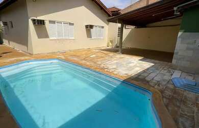 Imagem: A casa possui 3 Dormitórios, 3 Banheiros, 2 Vagas na garagem