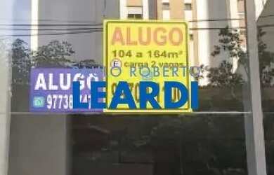 Imagem: O depósito possui 2 Vagas na garagem e 104m² de Área e está