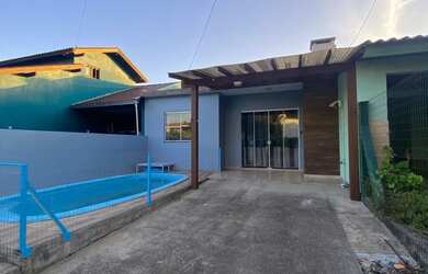 Imagem: A casa possui 3 Dormitórios, Acomodam 10 pessoas e 1 Vaga na