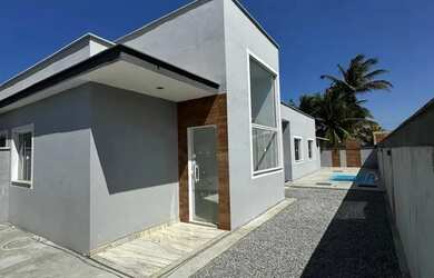 Imagem: A casa possui 3 Dormitórios, 2 Banheiros, 1 Vaga na garagem