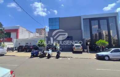 Imagem: O depósito possui 3 Vagas na garagem e 650m² de Área e está