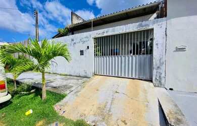 Imagem: A casa possui 3 Dormitórios, 1 Banheiro, 2 Vagas na garagem