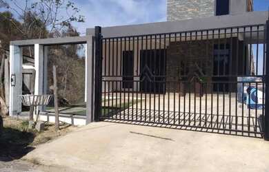 Imagem: A casa à venda possui 3 Dormitórios, 3 Banheiros, 2 Vagas