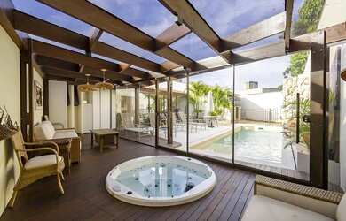 Imagem: A casa possui 4 Dormitórios, 4 Banheiros, 4 Vagas na garagem