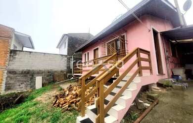 Imagem: A casa possui 2 Dormitórios, 1 Banheiro, 2 Vagas na garagem