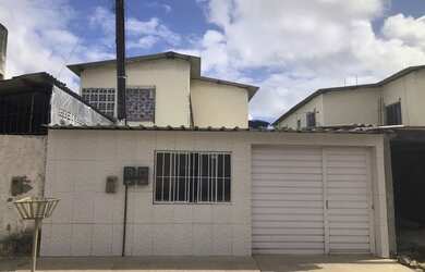 Imagem: A casa possui 3 Dormitórios, 2 Banheiros e 2 Vagas na garagem