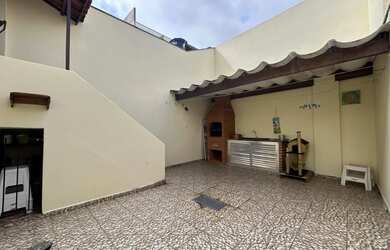 Imagem: A casa possui 2 Dormitórios, 3 Banheiros, 2 Vagas na garagem