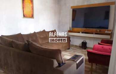 Imagem: A casa possui 3 Dormitórios, 2 Banheiros, 4 Vagas na garagem