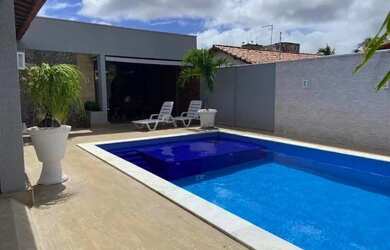 Imagem: A casa possui 3 Dormitórios, 4 Banheiros, 5 Vagas na garagem