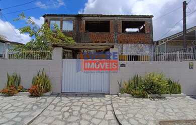 Imagem: A casa possui 4 Dormitórios, 3 Banheiros, 2 Vagas na garagem