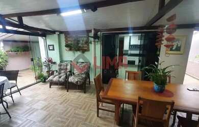 Imagem: A casa possui 2 Dormitórios, 2 Banheiros, 3 Vagas na garagem