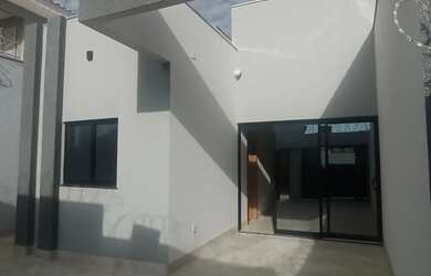 Imagem: A casa possui 3 Dormitórios, 2 Banheiros, 3 Vagas na garagem