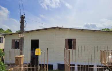 Imagem: A casa possui 3 Dormitórios e 1 Banheiro e está localizado