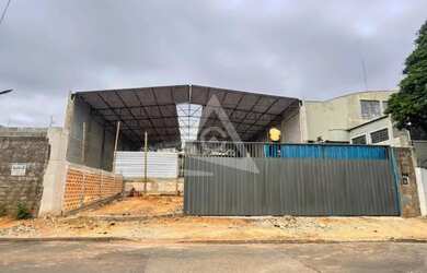 Imagem: O depósito possui 5 Vagas na garagem e 700m² de Área e está