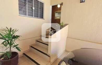 Imagem: A casa possui 4 Dormitórios, 2 Banheiros, 1 Vaga na garagem