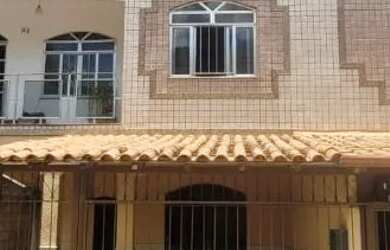 Imagem: A casa possui 3 Dormitórios, 3 Banheiros, 1 Vaga na garagem