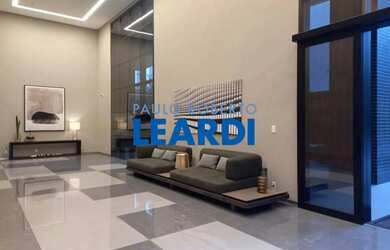 Imagem: O depósito possui 2 Vagas na garagem, 128m² de Área e está