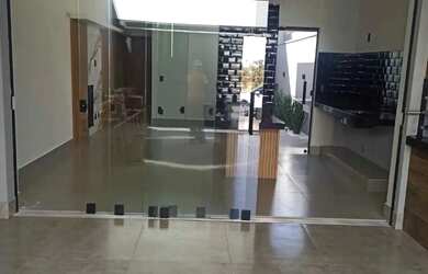 Imagem: A casa possui 3 Dormitórios, 2 Banheiros, 2 Vagas na garagem