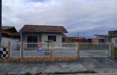 Imagem: A casa possui 3 Dormitórios, 2 Banheiros, 1 Vaga na garagem