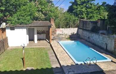 Imagem: A casa possui 3 Dormitórios, 3 Banheiros, 1 Vaga na garagem