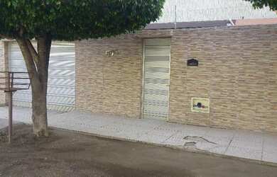Imagem: A casa possui 4 Dormitórios, 3 Banheiros, 3 Vagas na garagem