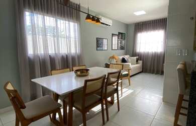 Imagem: A casa possui 3 Dormitórios, 2 Banheiros, 2 Vagas na garagem