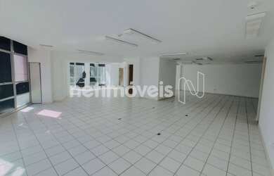 Imagem: O depósito possui 3 Vagas na garagem e 218m² de Área e está