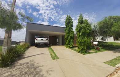 Imagem: A casa em condomínio possui 3 Dormitórios, 2 Banheiros, 4