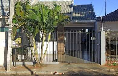 Imagem: A casa possui 3 Dormitórios, 2 Banheiros, 2 Vagas na garagem