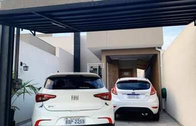 Imagem: A casa possui 3 Dormitórios, 2 Banheiros, 2 Vagas na garagem