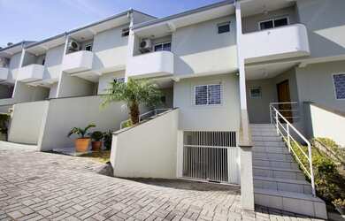 Imagem: A casa possui 3 Dormitórios, 4 Banheiros, 2 Vagas na garagem