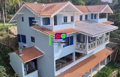 Imagem: A casa possui 5 Dormitórios, 5 Banheiros, 3 Vagas na garagem