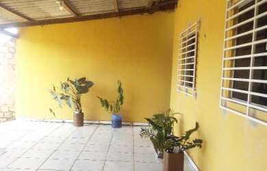 Imagem: A casa possui 2 Dormitórios, 2 Banheiros e 2 Vagas na garagem