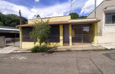 Imagem: A casa possui 3 Dormitórios, 1 Banheiro, 1 Vaga na garagem