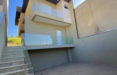 Imagem: A casa possui 3 Dormitórios, 1 Banheiro, 3 Vagas na garagem