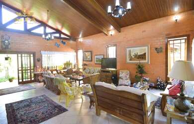 Imagem: A casa em condomínio possui 4 Dormitórios, 5 Banheiros, 4