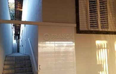 Imagem: A casa possui 2 Dormitórios, 2 Banheiros, 2 Vagas na garagem