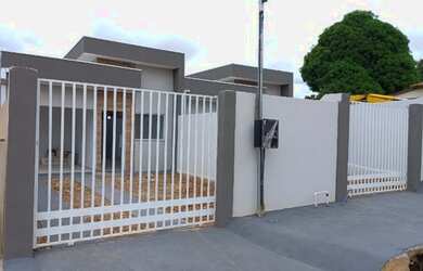 Imagem: A casa possui 2 Dormitórios, 2 Banheiros, 2 Vagas na garagem