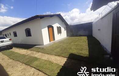 Imagem: A casa possui 4 Dormitórios, 5 Banheiros, 4 Vagas na garagem