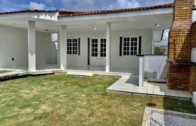 Imagem: A casa possui 3 Dormitórios, 3 Banheiros, 3 Vagas na garagem