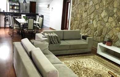 Imagem: A casa possui 5 Dormitórios, 3 Banheiros, 5 Vagas na garagem