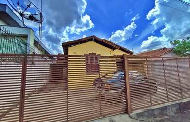 Imagem: A casa possui 1 Dormitório, 2 Banheiros, 2 Vagas na garagem