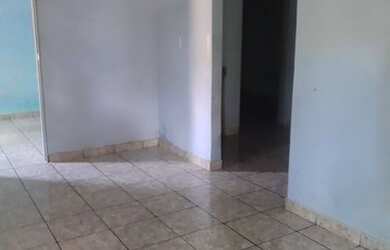 Imagem: A casa possui 2 Dormitórios e 1 Banheiro e está localizado