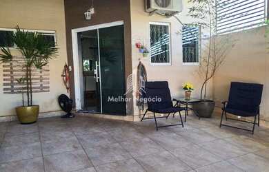 Imagem: A casa possui 2 Dormitórios, 1 Banheiro, 2 Vagas na garagem