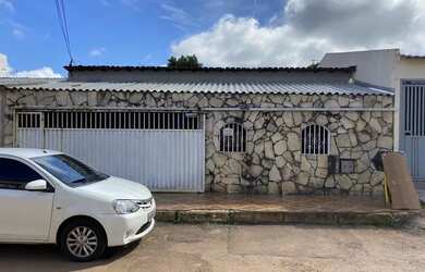 Imagem: A casa possui 5 Dormitórios, 3 Banheiros, 4 Vagas na garagem