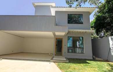 Imagem: A casa possui 3 Dormitórios, 1 Banheiro, 2 Vagas na garagem