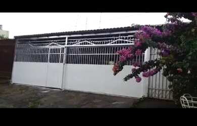 Imagem: A casa possui 3 Dormitórios, 1 Banheiro e 1 Vaga na garagem