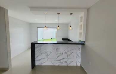 Imagem: A casa possui 3 Dormitórios, 2 Banheiros, 2 Vagas na garagem