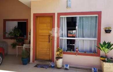 Imagem: A casa possui 2 Dormitórios, 2 Banheiros, 3 Vagas na garagem